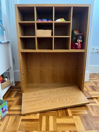 Estantería de madera con compartimentos