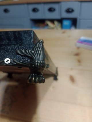 Alzatina in legno con dettagli in metallo