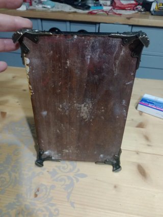 Alzatina in legno con dettagli in metallo