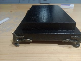 Alzatina in legno con dettagli in metallo