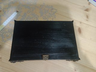 Alzatina in legno con dettagli in metallo