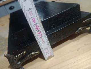 Alzatina in legno con dettagli in metallo
