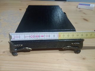 Alzatina in legno con dettagli in metallo