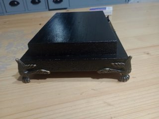Alzatina in legno con dettagli in metallo
