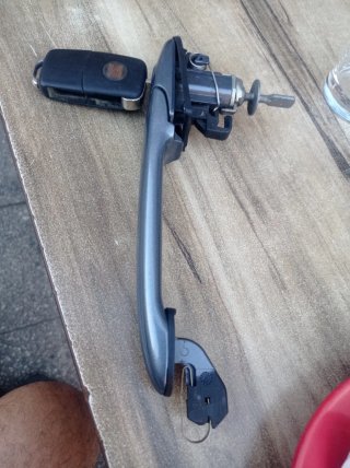Maneta de puerta con llave