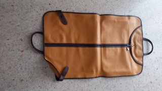 Bolsa portatrajes de viaje piel beige y marrón