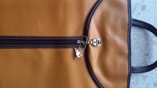Bolsa portatrajes de viaje piel beige y marrón