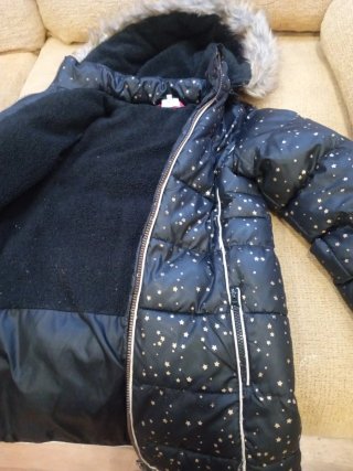 Abrigo de invierno negro con estrellas doradas