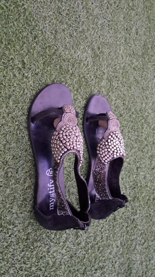 Sandalias Mystify adornos metalizados plata