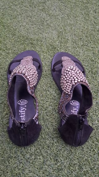 Sandalias Mystify adornos metalizados plata