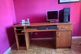 Escritorio con bandeja extraíble