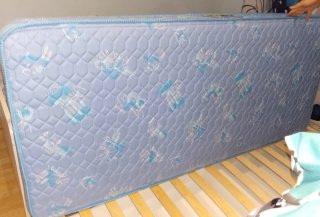 Colchón laxy individual azul con estampado
