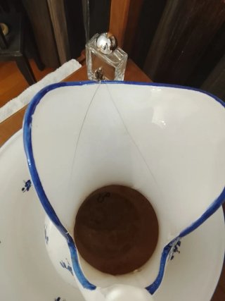 Mueble palanganero de madera y porcelana