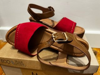 Sandalias cuña tacón rojo y marrón