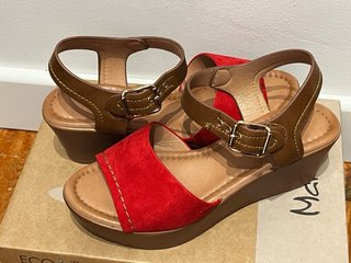 Sandalias cuña tacón rojo y marrón