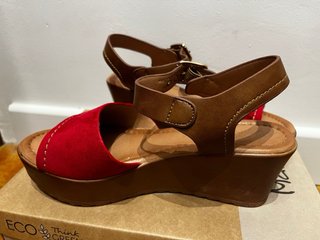 Sandalias cuña tacón rojo y marrón