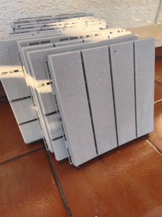 Piezas de suelo gris
