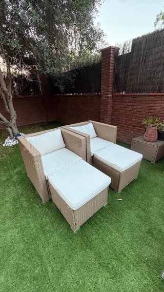 Conjunto 2 sofás con puffs y mesa