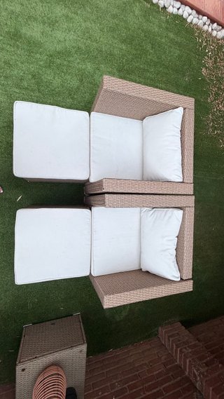Conjunto 2 sofás con puffs y mesa