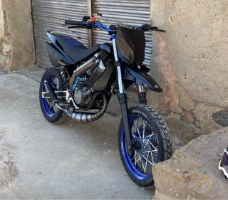 Derbi Euro 3 Supermotard Negra con ruedas azul