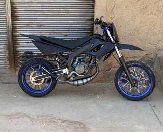 Derbi Euro 3 Supermotard Negra con ruedas azul