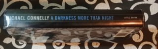 A Darkness More Than Night 1 edición en inglés