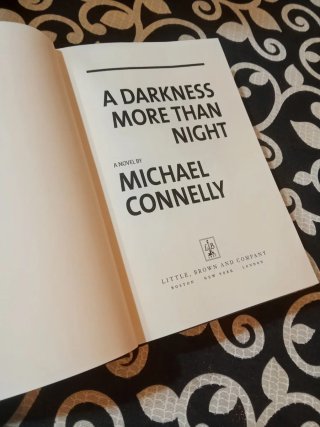 A Darkness More Than Night 1 edición en inglés