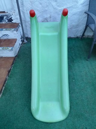 Tobogán infantil verde y naranja