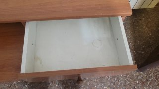 Escritorio de madera con cajón y estantes