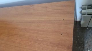 Escritorio de madera con cajón y estantes