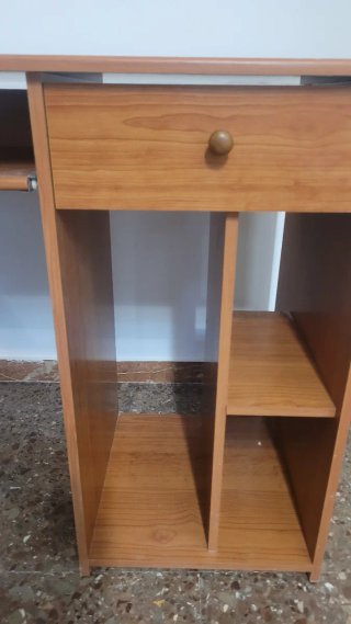 Escritorio de madera con cajón y estantes