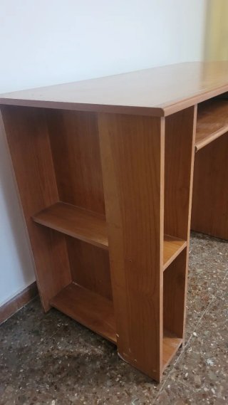 Escritorio de madera con cajón y estantes
