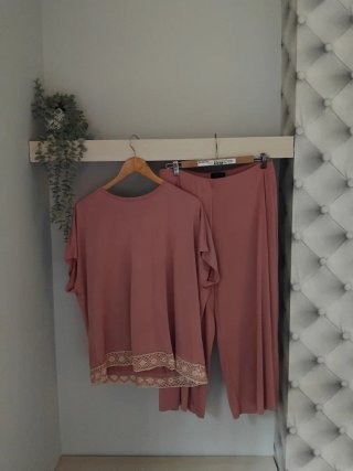 Conjunto pantalón y camiseta rosa