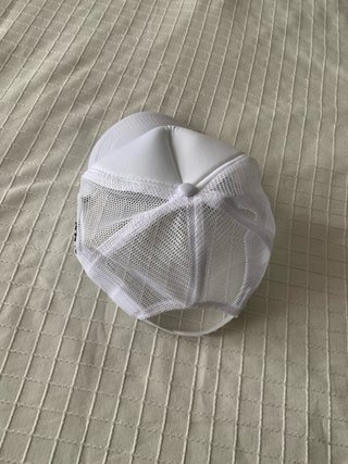 Gorra blanca con estrellas