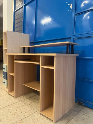 Escritorio madera con estantería y cajones