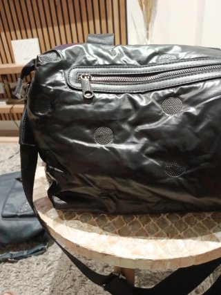 Bolso negro brillo grabado