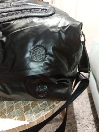 Bolso negro brillo grabado