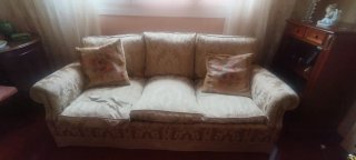 Sofá, sillón, mesa auxiliar y silla