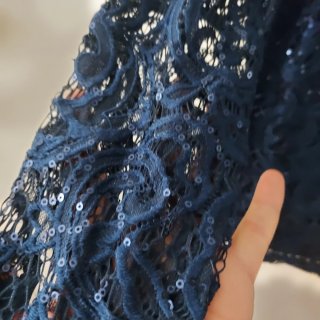 Maglia pizzo blu con paillettes