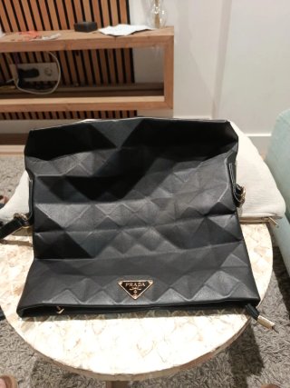 Bolso Prada extensible negro. Cierre imán