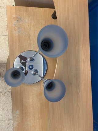 Lámpara de mesa azul y plateada