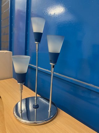 Lámpara de mesa azul y plateada