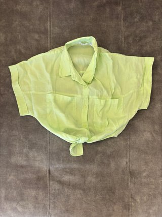 Camisa corta verde anudada