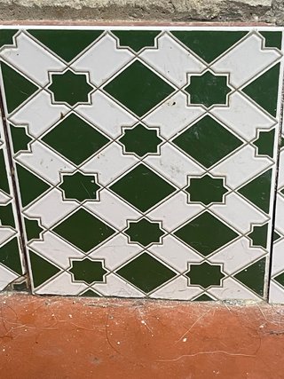 Azulejos verdes y blancos varios