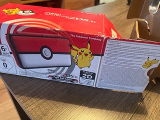Caja New Nintendo 2DS XL Edición Poké Ball