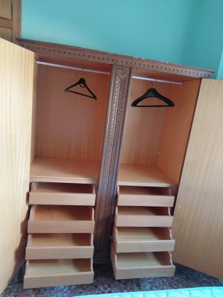 Armario antiguo de madera