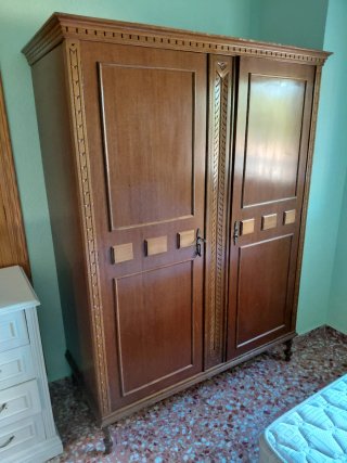 Armario antiguo de madera