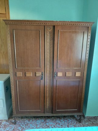 Armario antiguo de madera