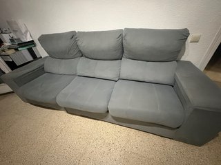 Sofá gris de tela Regalo
