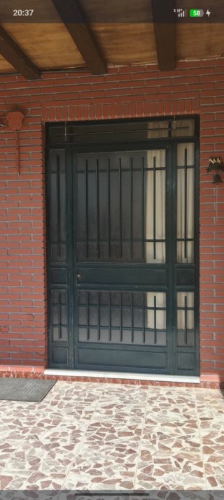 Puerta de hierro con rejas
